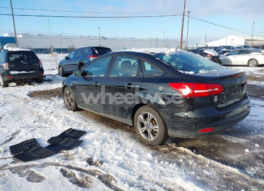 Photo 3 of 2018 Ford Focus SE (VIN 1FADP3F27JL301118)