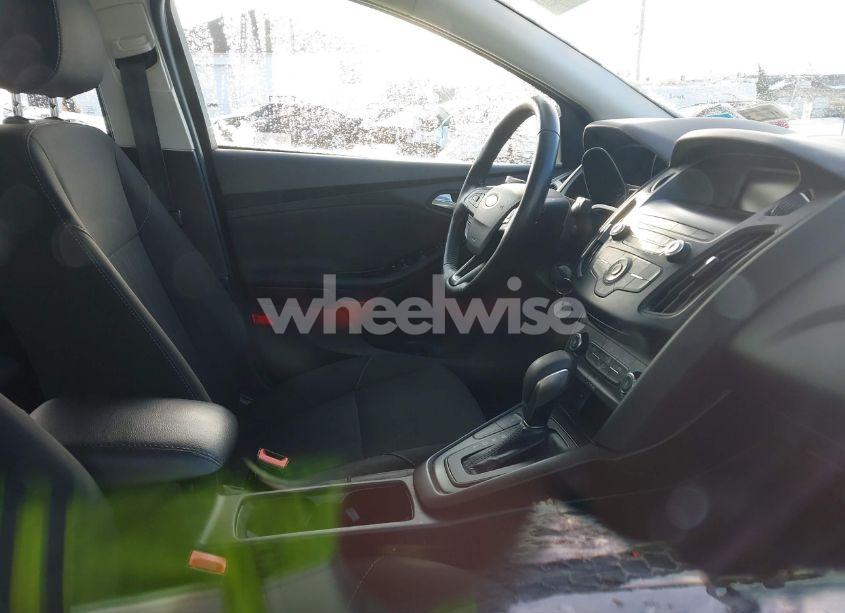 Photo 5 of 2018 Ford Focus SE (VIN 1FADP3F27JL301118)