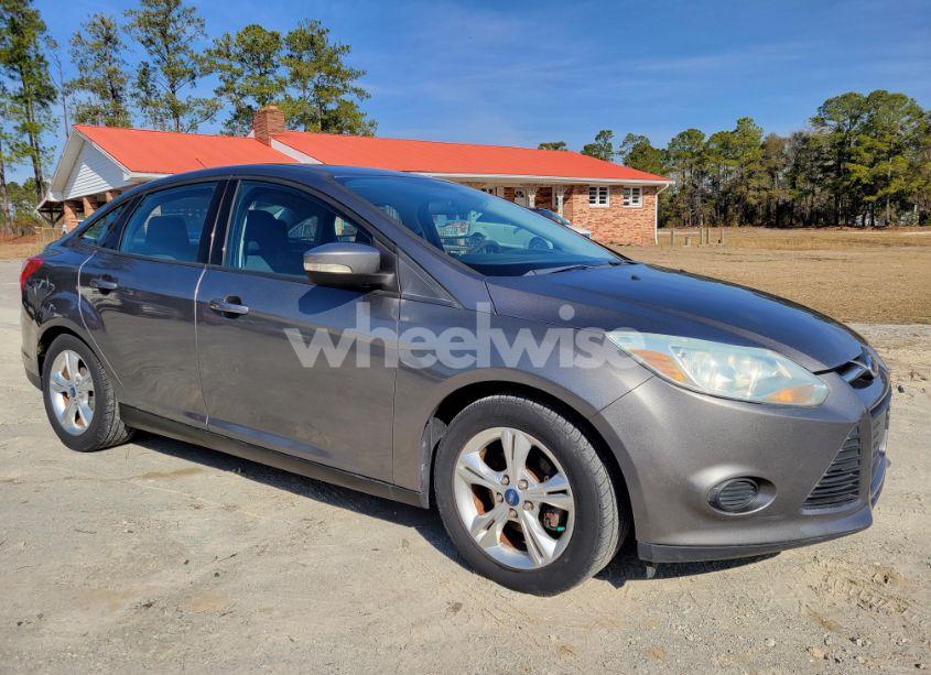 2014 Ford Focus (VIN 1FADP3F28EL217427) main photo