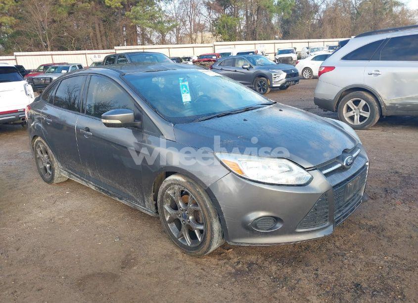 2014 Ford Focus SE (VIN 1FADP3F28EL223938) main photo