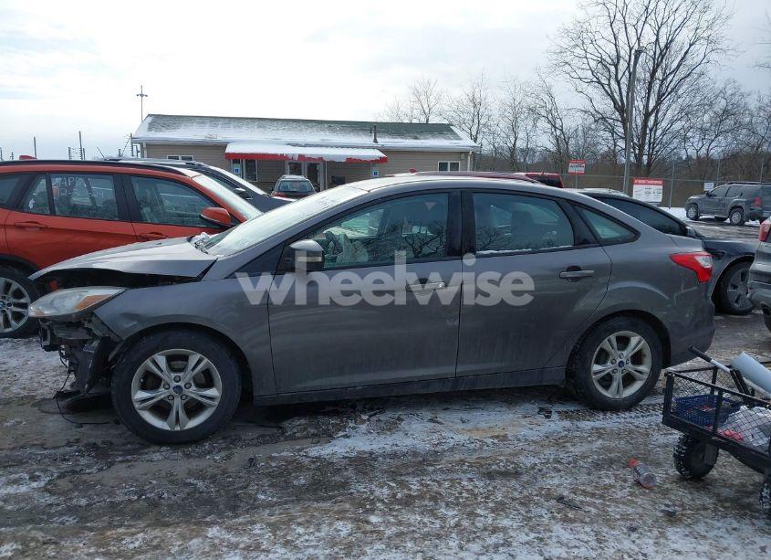 Photo 15 of 2014 Ford Focus SE (VIN 1FADP3F28EL243414)