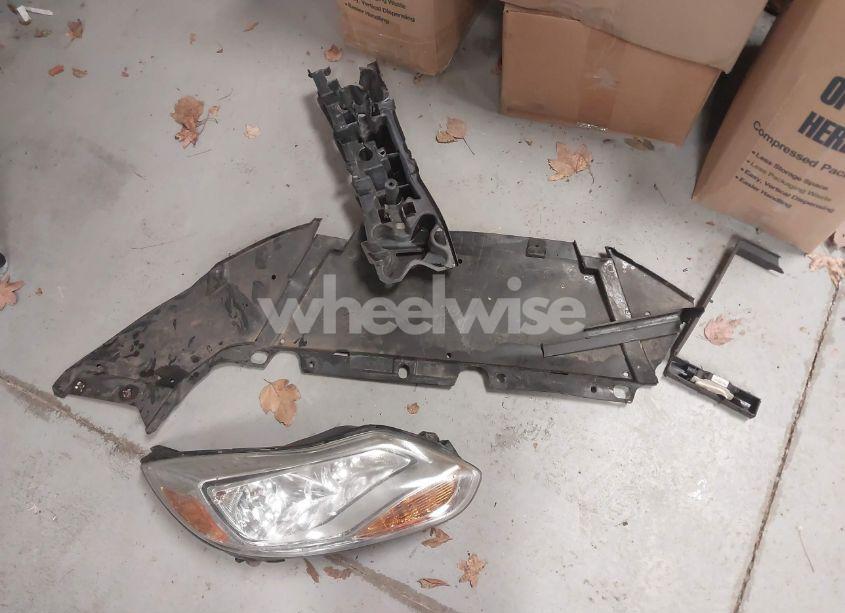 Photo 12 of 2014 Ford Focus SE (VIN 1FADP3F28EL244935)