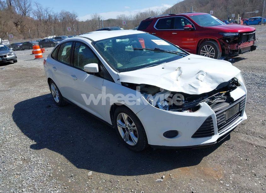 2014 Ford Focus SE (VIN 1FADP3F28EL258737) main photo