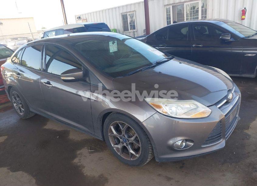 2014 Ford Focus SE (VIN 1FADP3F28EL267275) main photo