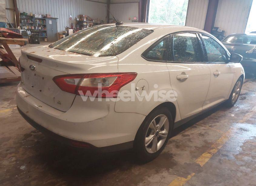 Photo 4 of 2014 Ford Focus SE (VIN 1FADP3F28EL359258)