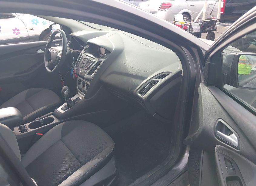 Photo 5 of 2014 Ford Focus SE (VIN 1FADP3F28EL390882)