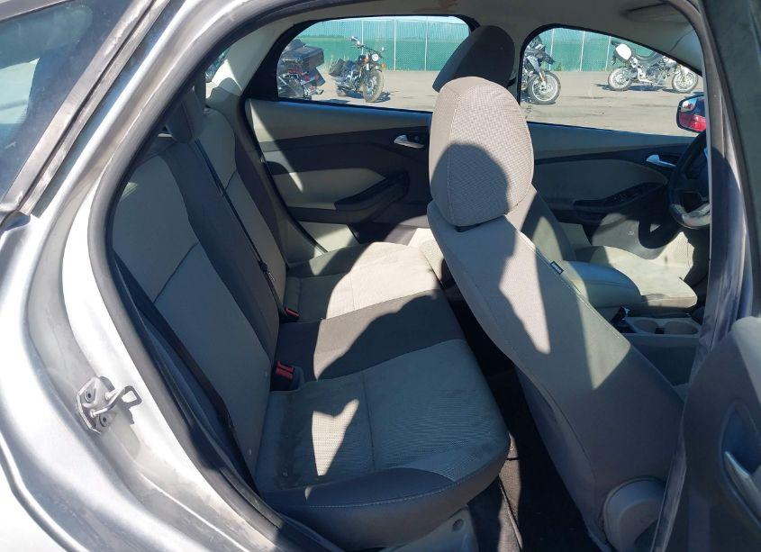 Photo 8 of 2014 Ford Focus SE (VIN 1FADP3F28EL393930)