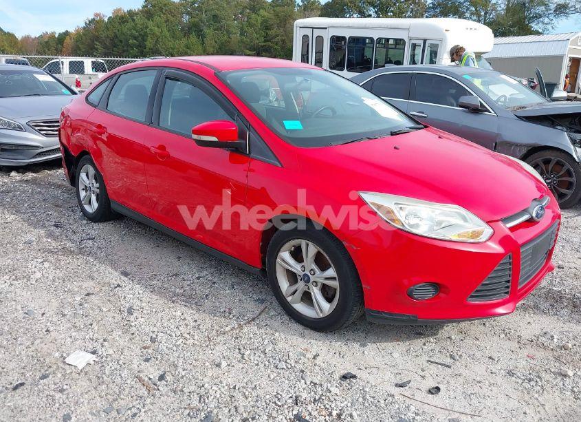 2014 Ford Focus SE (VIN 1FADP3F28EL438980) main photo
