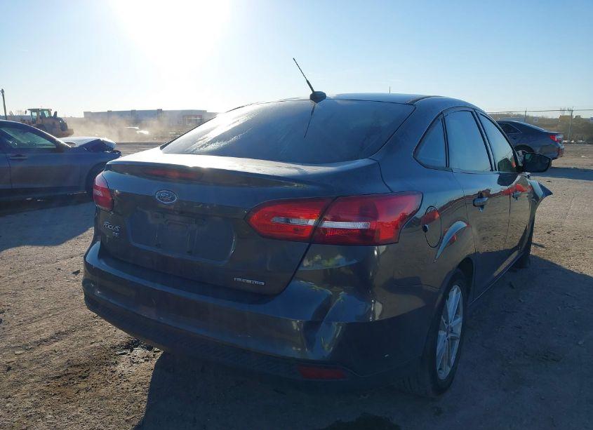 Photo 4 of 2015 Ford Focus SE (VIN 1FADP3F28FL207336)