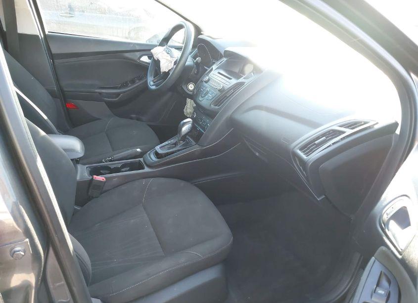 Photo 5 of 2015 Ford Focus SE (VIN 1FADP3F28FL207336)