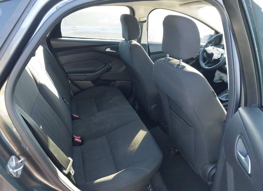 Photo 8 of 2015 Ford Focus SE (VIN 1FADP3F28FL207336)