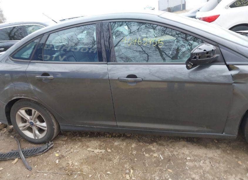 Photo 13 of 2015 Ford Focus SE (VIN 1FADP3F28FL210107)