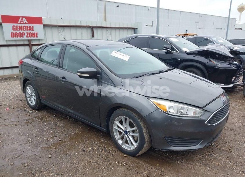 2015 Ford Focus SE (VIN 1FADP3F28FL210348) main photo