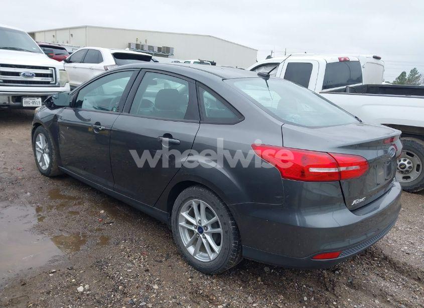 Photo 3 of 2015 Ford Focus SE (VIN 1FADP3F28FL210348)