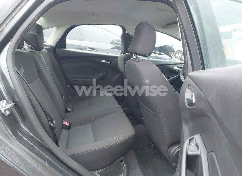 Photo 8 of 2015 Ford Focus SE (VIN 1FADP3F28FL210348)