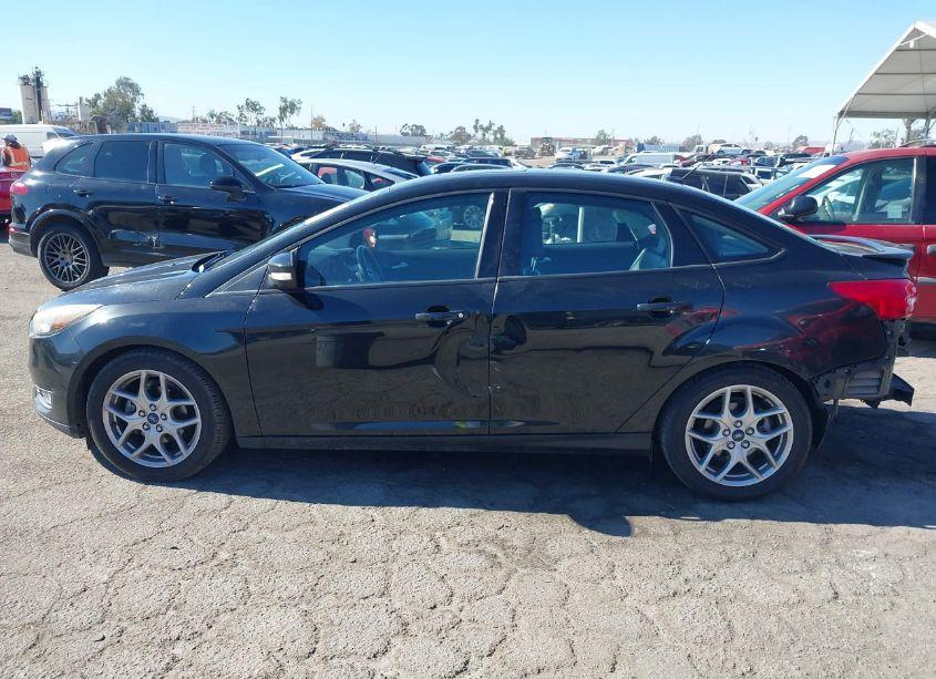 Photo 15 of 2015 Ford Focus SE (VIN 1FADP3F28FL221642)