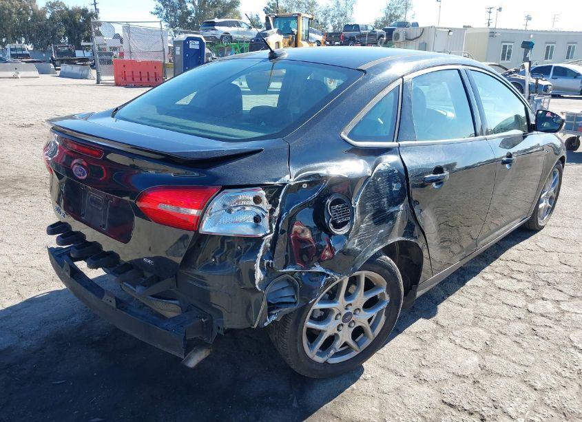 Photo 4 of 2015 Ford Focus SE (VIN 1FADP3F28FL221642)