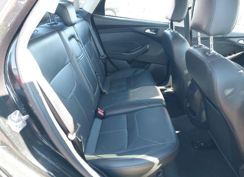 Photo 8 of 2015 Ford Focus SE (VIN 1FADP3F28FL221642)