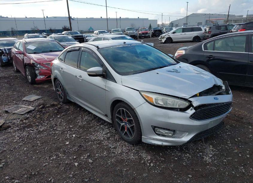 2015 Ford Focus SE (VIN 1FADP3F28FL247707) main photo