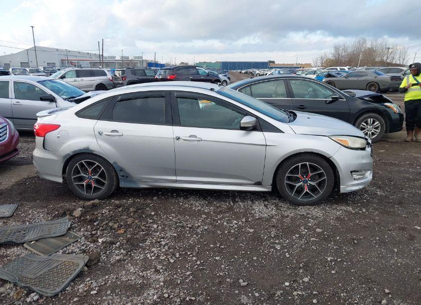 Photo 13 of 2015 Ford Focus SE (VIN 1FADP3F28FL247707)