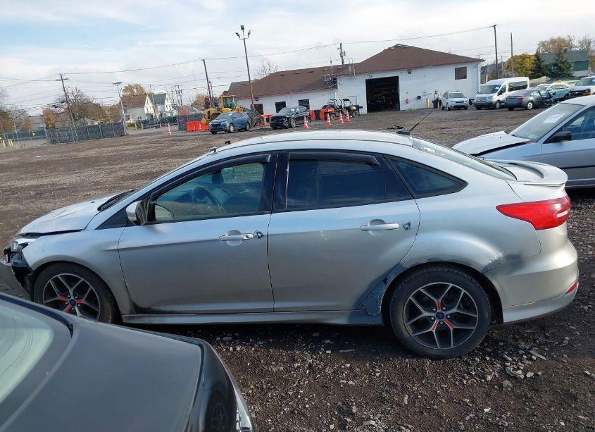 Photo 14 of 2015 Ford Focus SE (VIN 1FADP3F28FL247707)