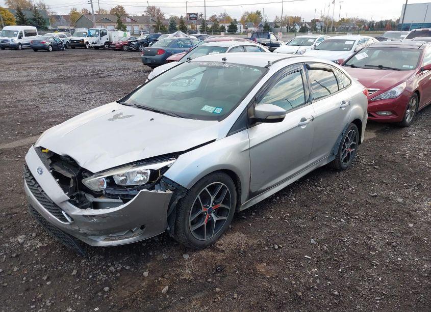 Photo 2 of 2015 Ford Focus SE (VIN 1FADP3F28FL247707)