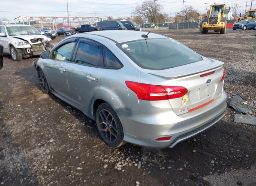 Photo 3 of 2015 Ford Focus SE (VIN 1FADP3F28FL247707)