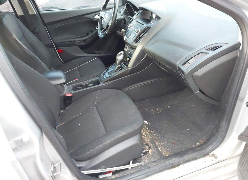 Photo 5 of 2015 Ford Focus SE (VIN 1FADP3F28FL247707)