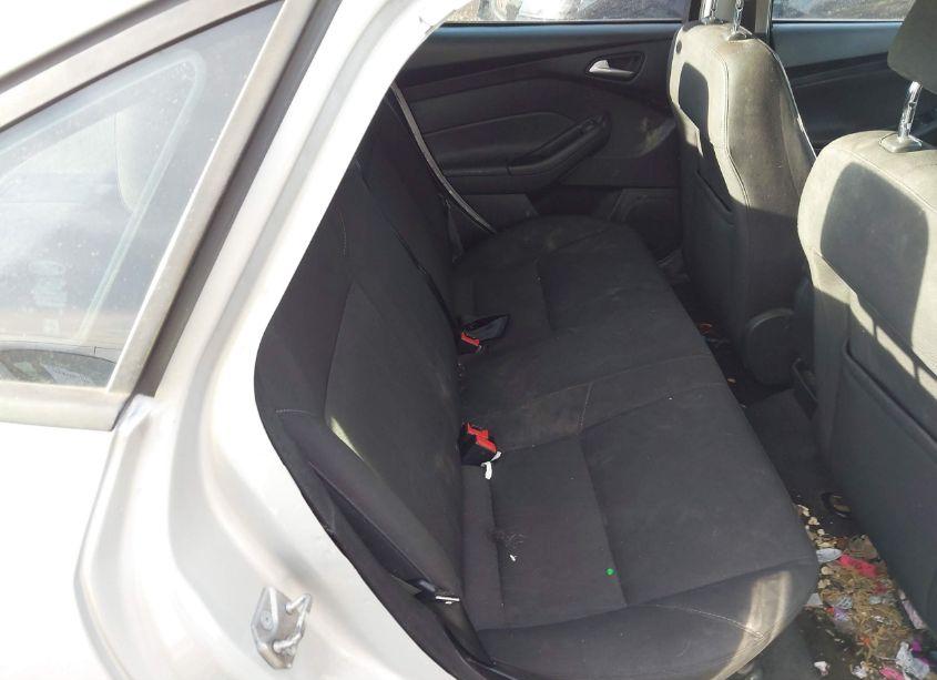 Photo 8 of 2015 Ford Focus SE (VIN 1FADP3F28FL247707)