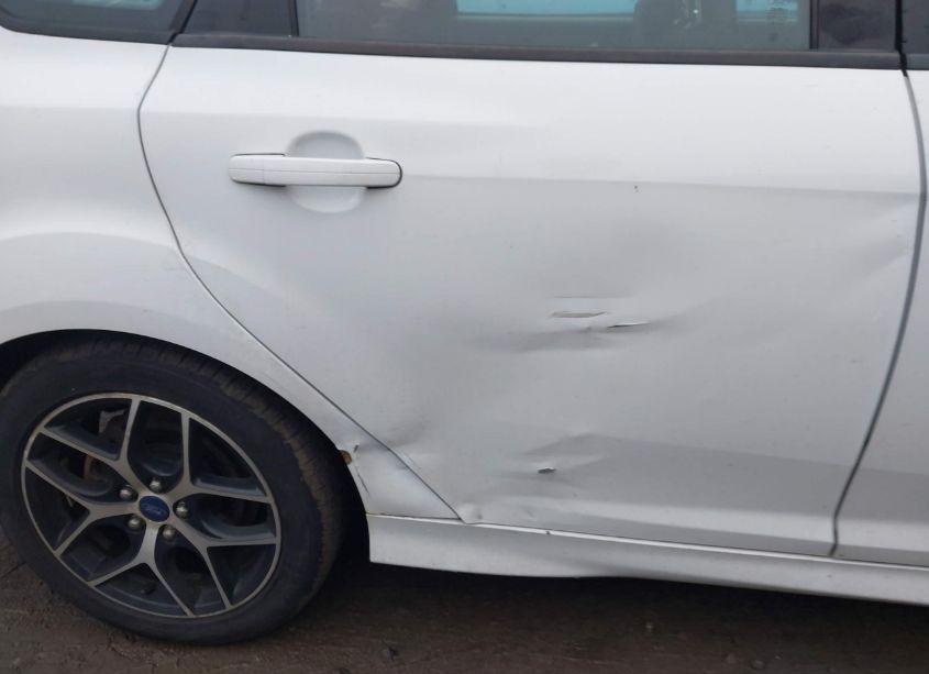 Photo 13 of 2015 Ford Focus SE (VIN 1FADP3F28FL279198)