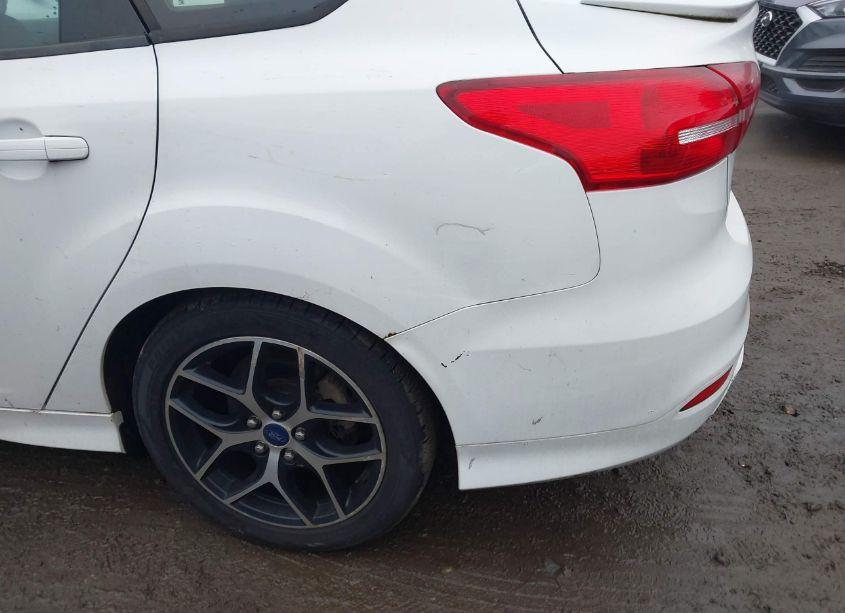 Photo 14 of 2015 Ford Focus SE (VIN 1FADP3F28FL279198)