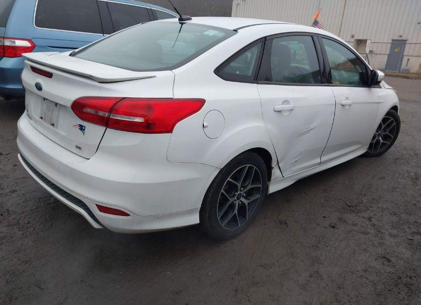 Photo 4 of 2015 Ford Focus SE (VIN 1FADP3F28FL279198)