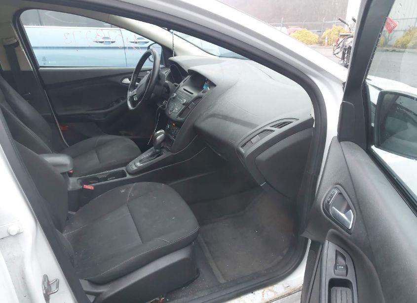 Photo 5 of 2015 Ford Focus SE (VIN 1FADP3F28FL279198)