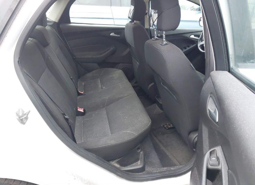 Photo 8 of 2015 Ford Focus SE (VIN 1FADP3F28FL279198)