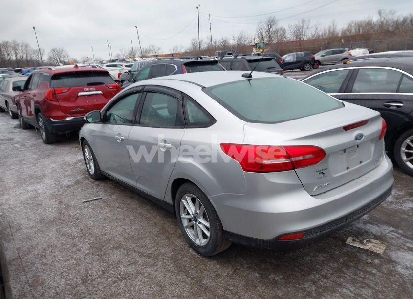 Photo 3 of 2015 Ford Focus SE (VIN 1FADP3F28FL312975)