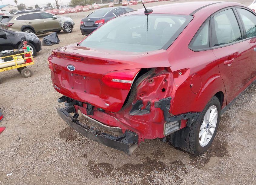 Photo 6 of 2015 Ford Focus SE (VIN 1FADP3F28FL324561)