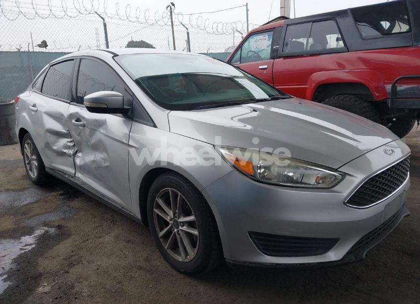2015 Ford Focus SE (VIN 1FADP3F28FL327458) main photo