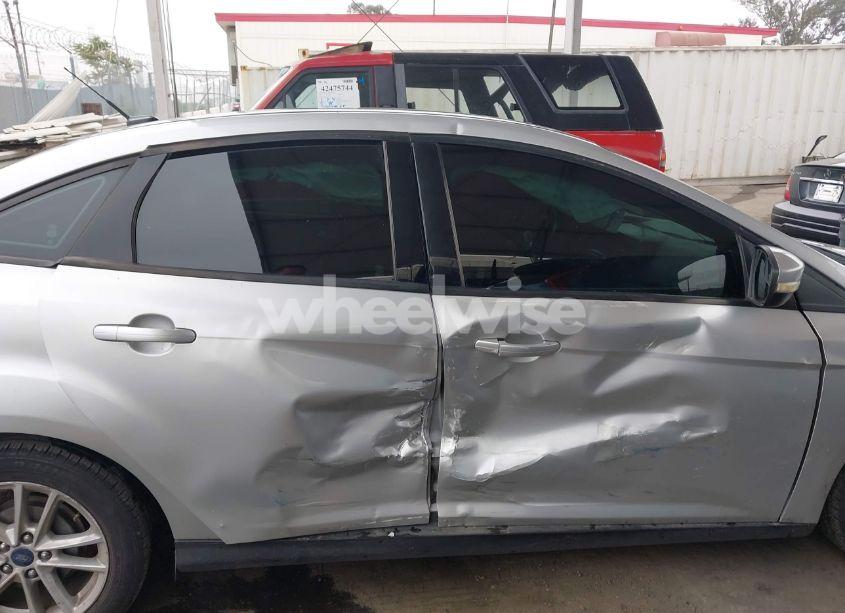 Photo 13 of 2015 Ford Focus SE (VIN 1FADP3F28FL327458)