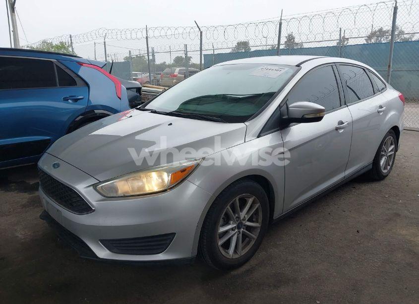 Photo 2 of 2015 Ford Focus SE (VIN 1FADP3F28FL327458)