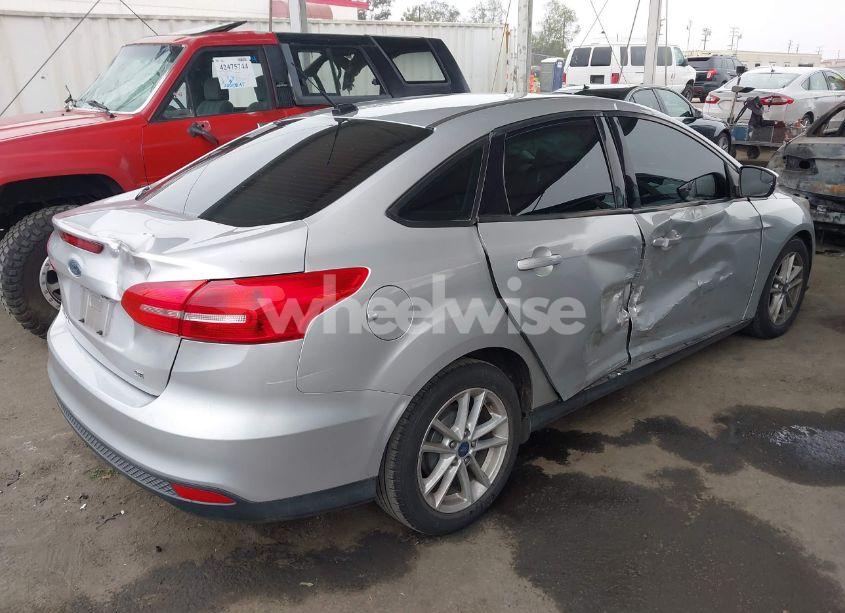 Photo 4 of 2015 Ford Focus SE (VIN 1FADP3F28FL327458)
