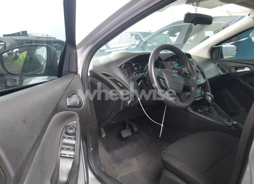 Photo 5 of 2015 Ford Focus SE (VIN 1FADP3F28FL327458)