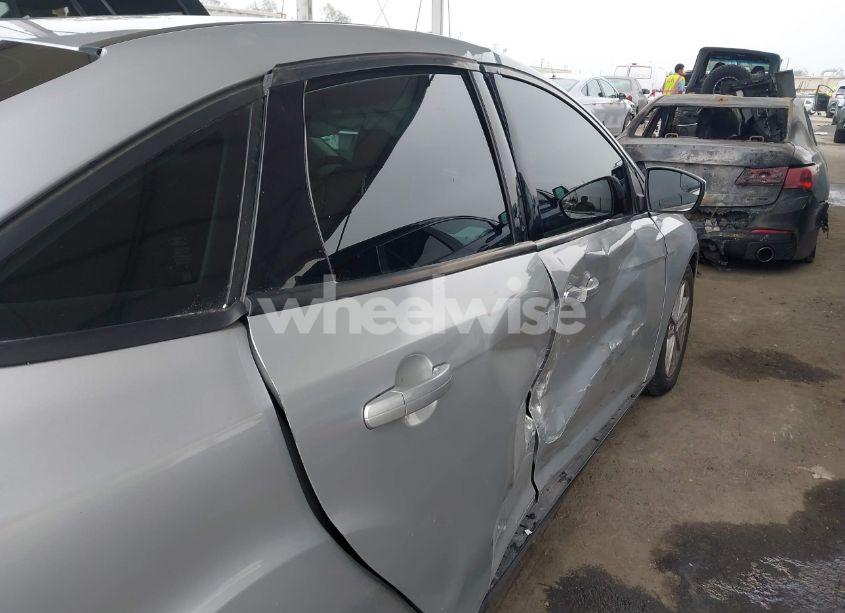 Photo 6 of 2015 Ford Focus SE (VIN 1FADP3F28FL327458)