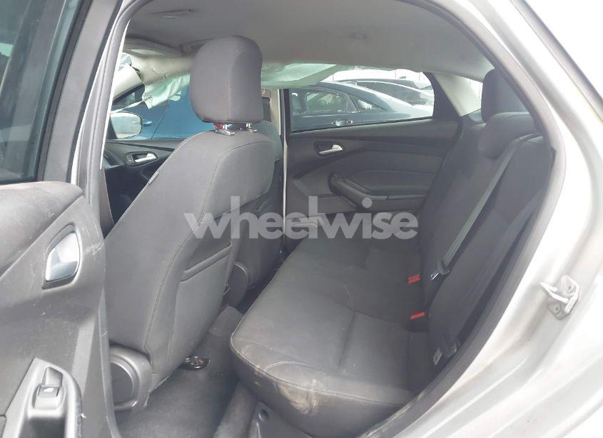 Photo 8 of 2015 Ford Focus SE (VIN 1FADP3F28FL327458)