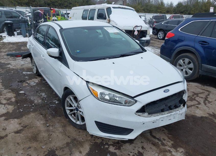 2015 Ford Focus SE (VIN 1FADP3F28FL335169) main photo