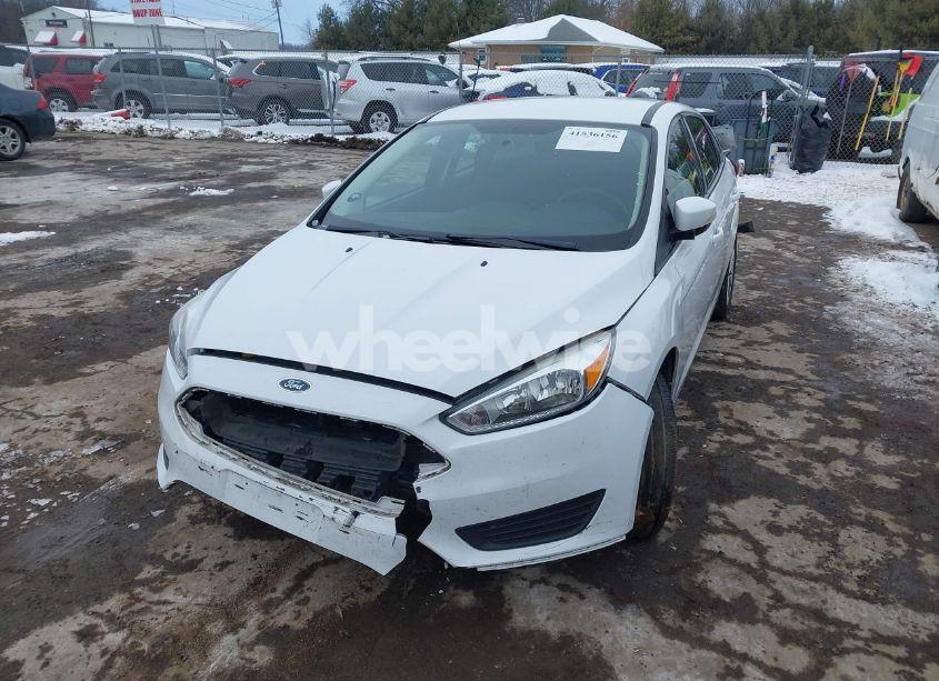 Photo 2 of 2015 Ford Focus SE (VIN 1FADP3F28FL335169)
