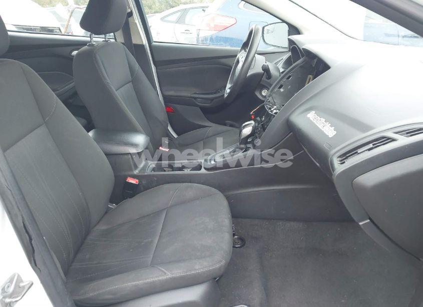 Photo 5 of 2015 Ford Focus SE (VIN 1FADP3F28FL335169)