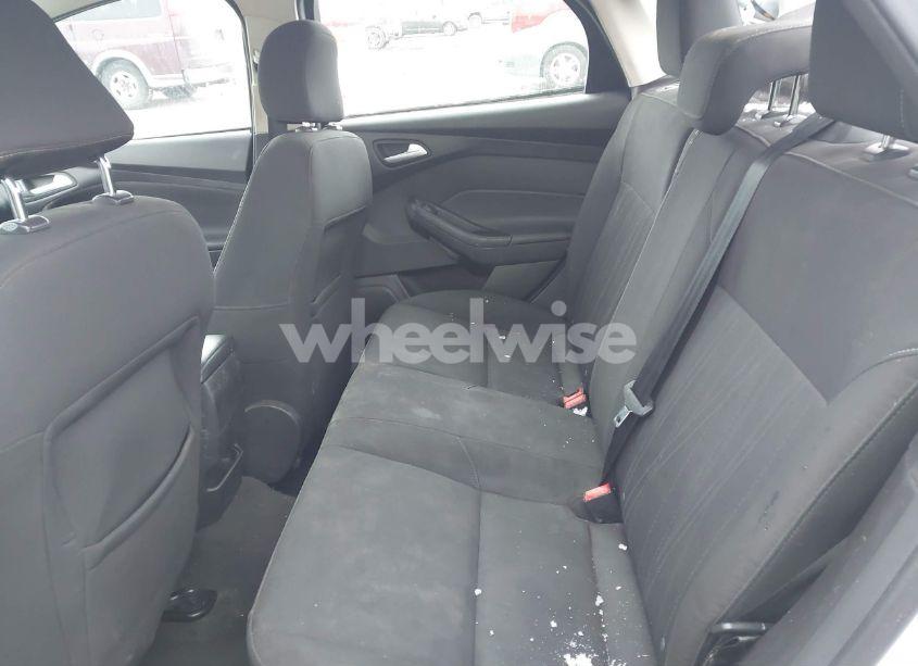 Photo 8 of 2015 Ford Focus SE (VIN 1FADP3F28FL335169)