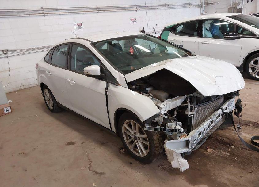 2015 Ford Focus SE (VIN 1FADP3F28FL343322) main photo