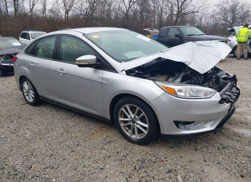2015 Ford Focus SE (VIN 1FADP3F28FL343935) main photo