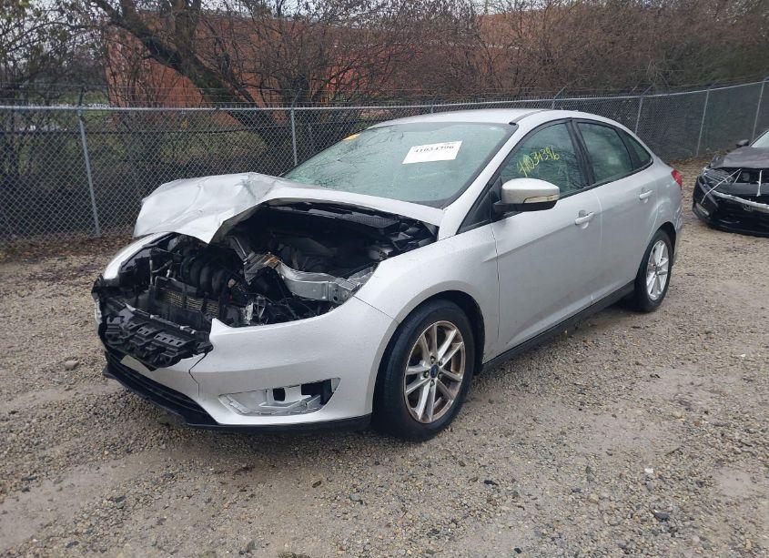 Photo 2 of 2015 Ford Focus SE (VIN 1FADP3F28FL343935)